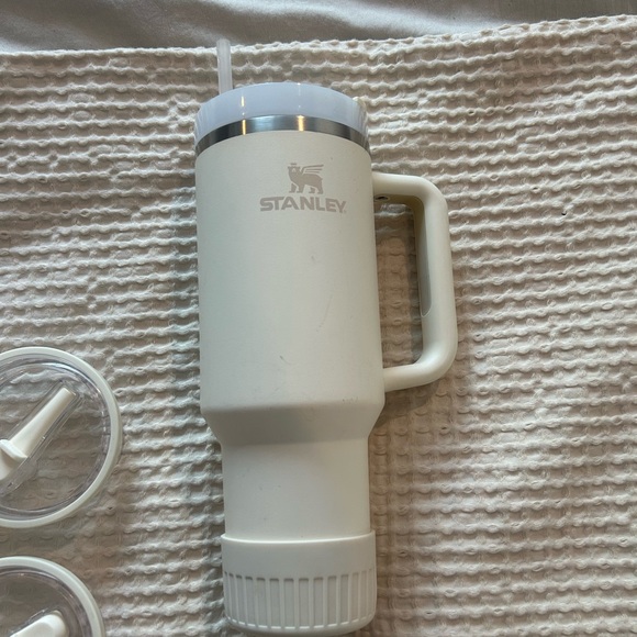 Stanley Cream Tumbler with Handle and 3 Lids and one anti slip base. 40oz. - Picture 6 of 10